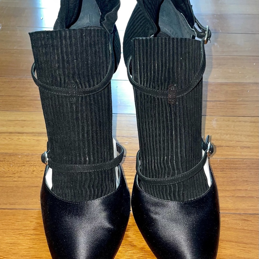 Authentic Manolo Blahnik Ruffled Pumps - Picture 10 of 10
